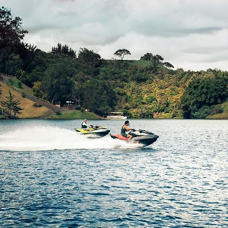 The Boato Hotel غواتابيه المظهر الخارجي الصورة Jet skiing on Lake Awoiti