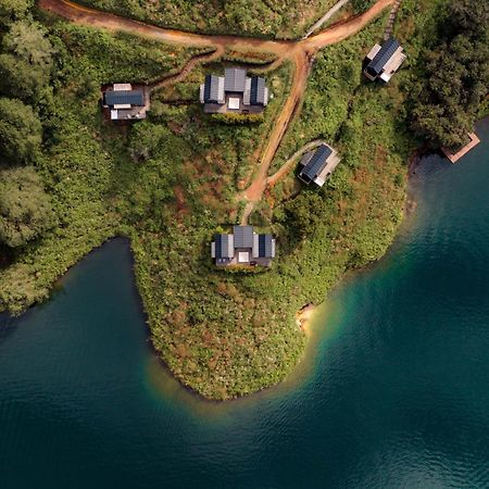 The Boato Hotel غواتابيه المظهر الخارجي الصورة Aerial view of the lake