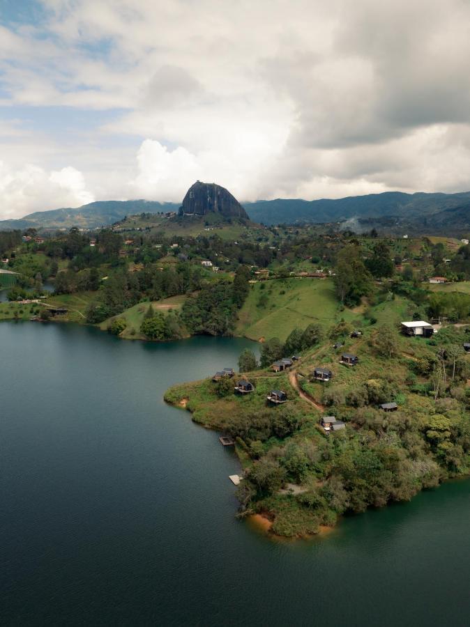 The Boato Hotel غواتابيه المظهر الخارجي الصورة View of the town of Guatapé and the rock of Guatapé