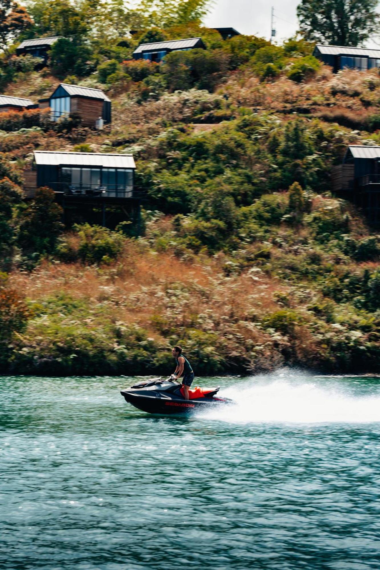 The Boato Hotel غواتابيه المظهر الخارجي الصورة Jet skiing on the Waikato River