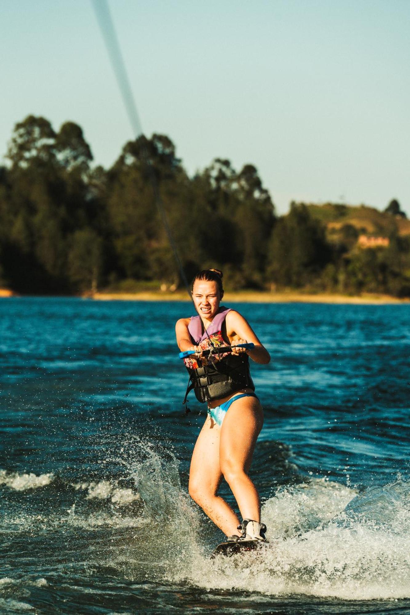 The Boato Hotel غواتابيه المظهر الخارجي الصورة A woman waterskiing
