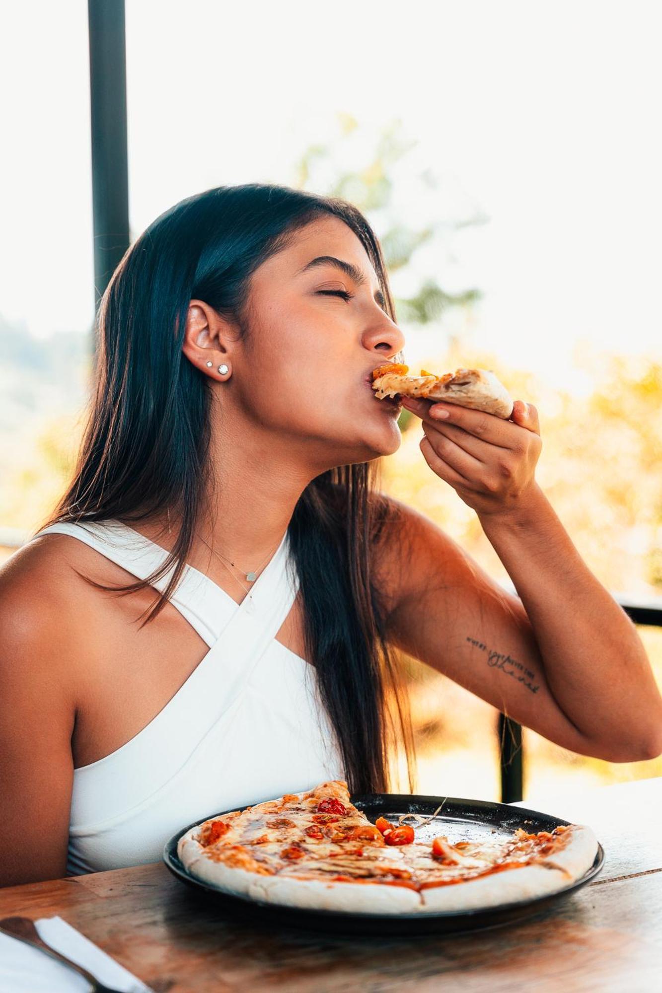 The Boato Hotel غواتابيه المظهر الخارجي الصورة A woman eating pizza