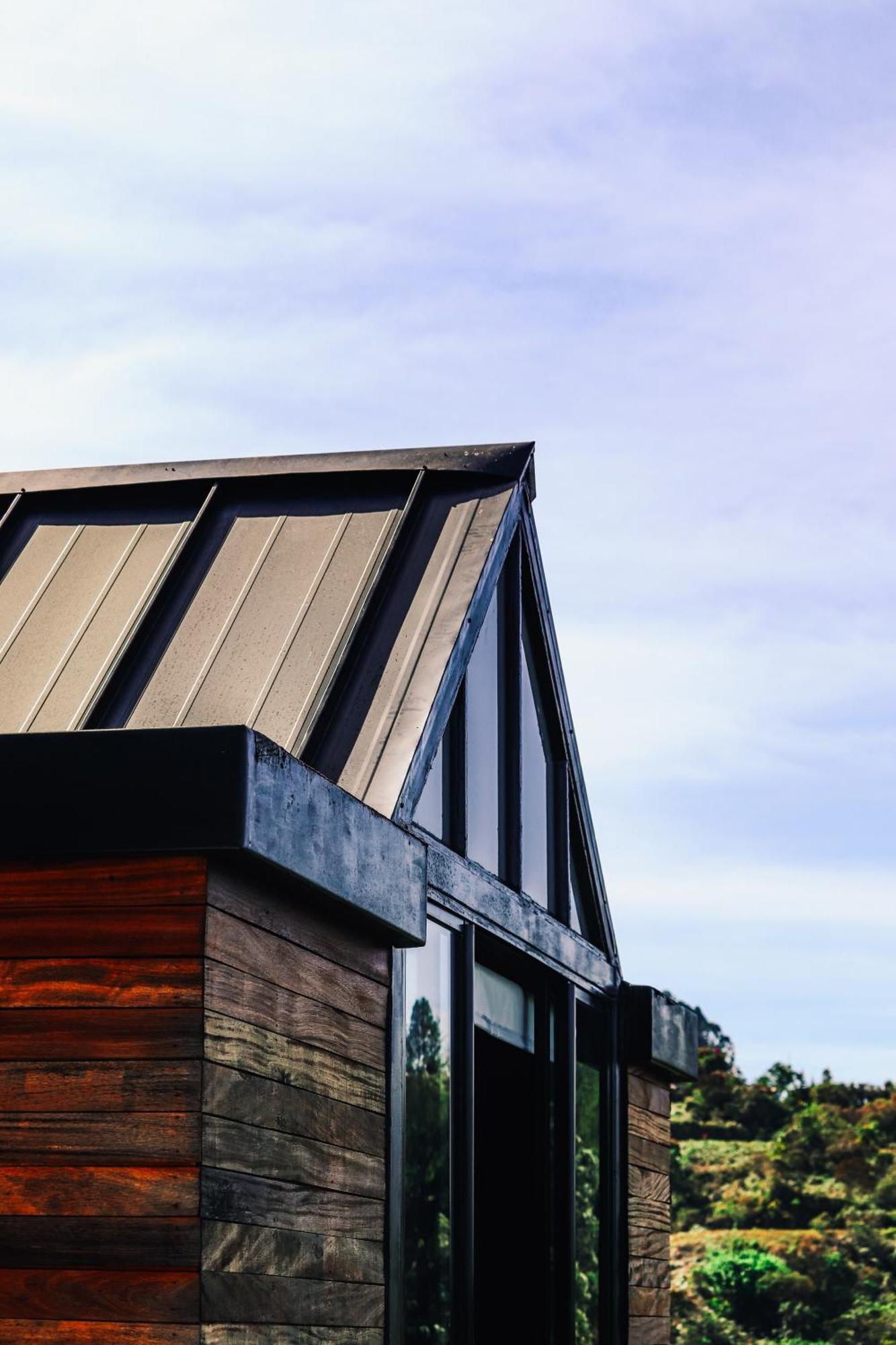 The Boato Hotel غواتابيه المظهر الخارجي الصورة Standing seam metal roofing