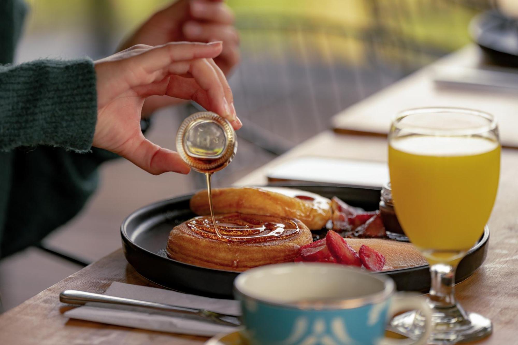 The Boato Hotel غواتابيه المظهر الخارجي الصورة Maple syrup being drizzled on a pastry
