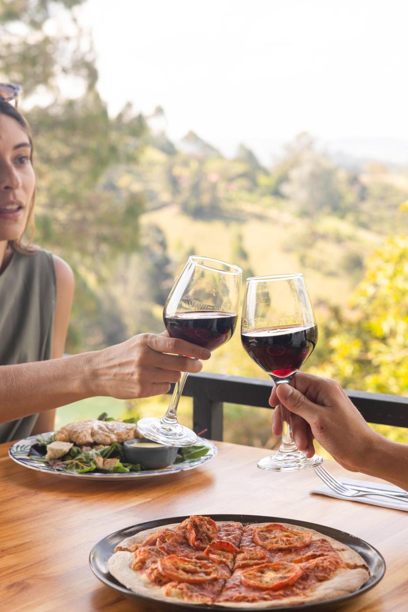 The Boato Hotel غواتابيه المظهر الخارجي الصورة Wine tasting at a winery