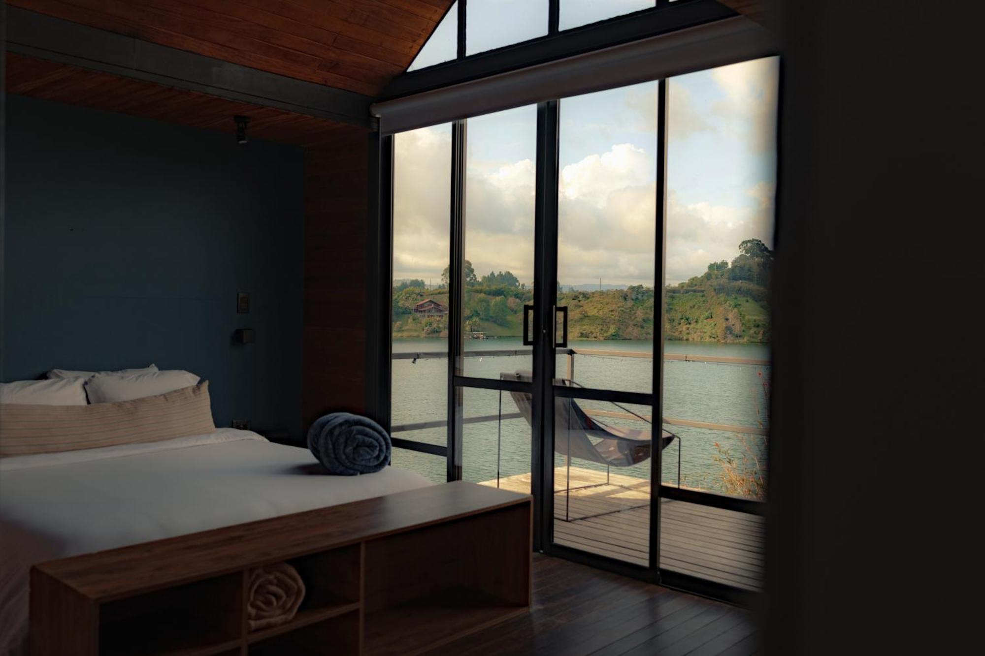 The Boato Hotel غواتابيه المظهر الخارجي الصورة A bedroom with a view of the river