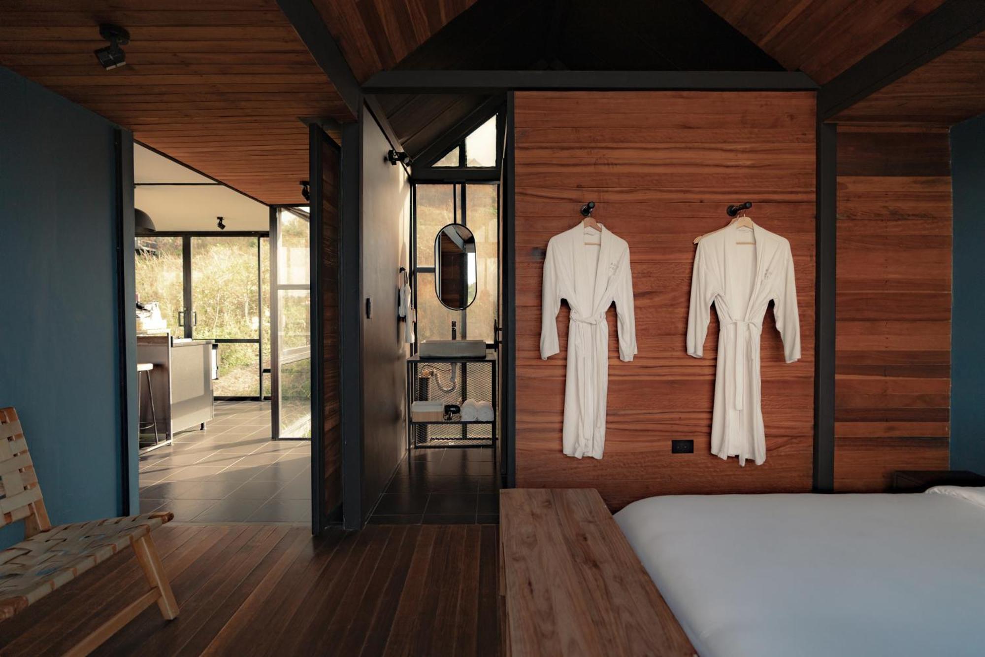 The Boato Hotel غواتابيه المظهر الخارجي الصورة Interior of a suite at the hotel