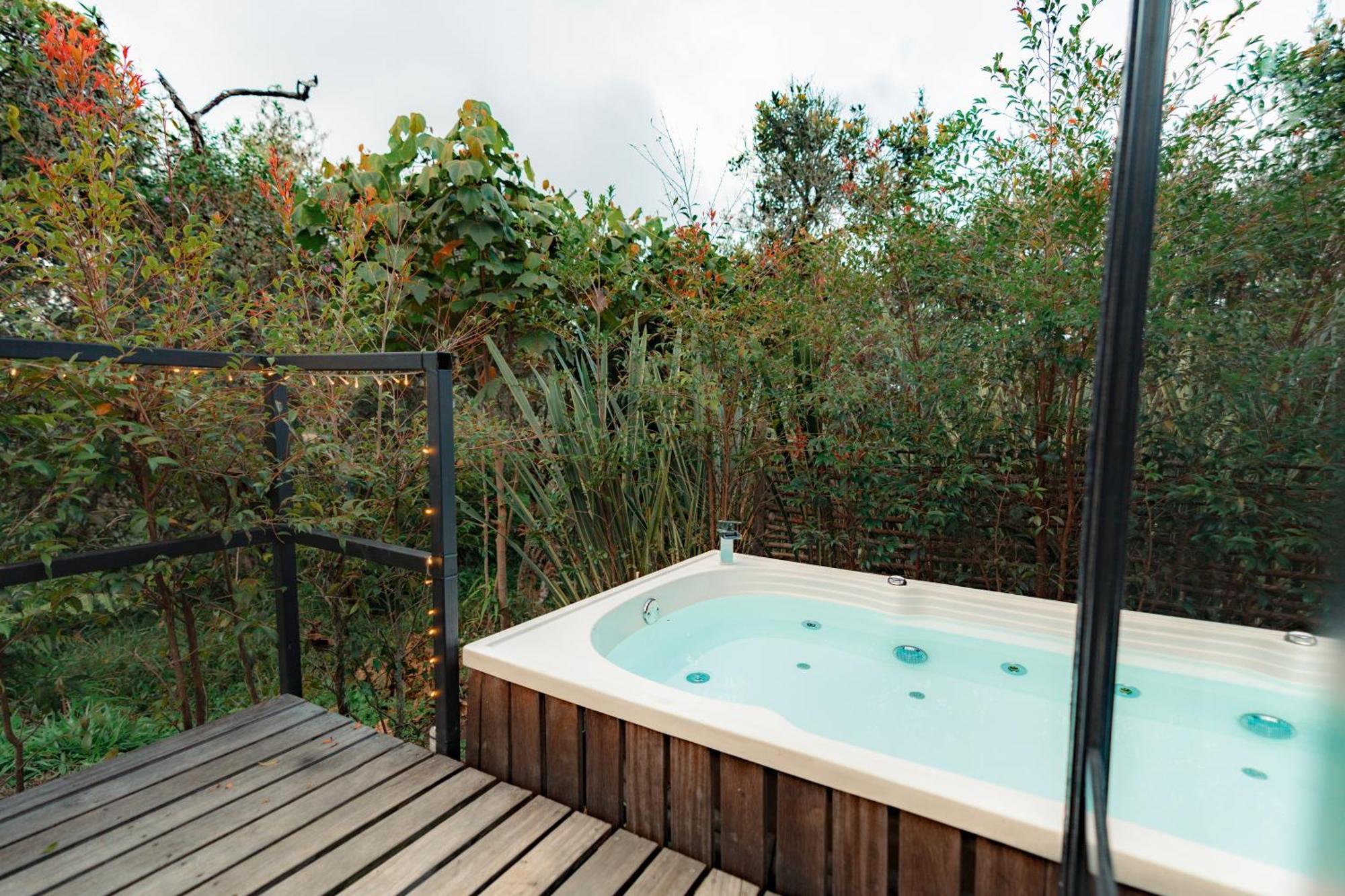 The Boato Hotel غواتابيه المظهر الخارجي الصورة A hot tub