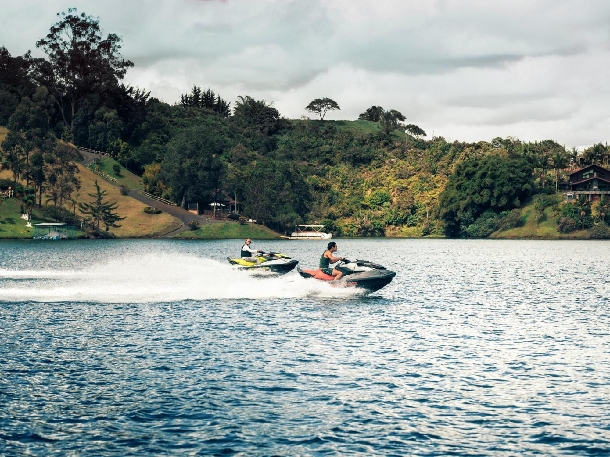 The Boato Hotel غواتابيه المظهر الخارجي الصورة Jet skiing on Lake Awoiti