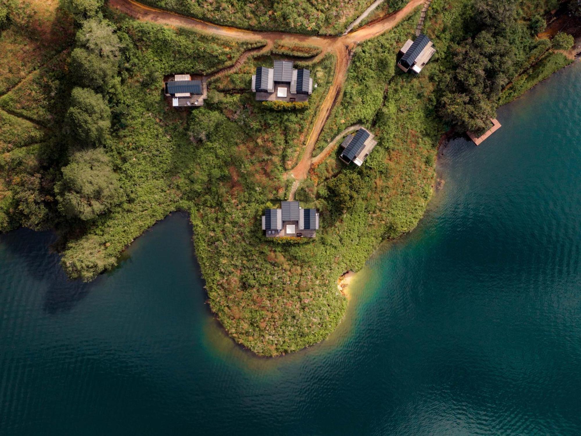 The Boato Hotel غواتابيه المظهر الخارجي الصورة Aerial view of the lake